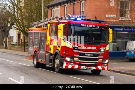 Lincolnshire Fire Engine, Fire/Rescue, Scania, Fire Truck, Angloco, Apparecchio di pompaggio, Scania da 18 tonnellate, antincendio, pompa antincendio, luce blu, scale. Foto Stock