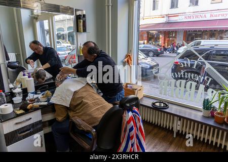 Die Oranienstraße a Berlino, zwischen Gentrifizierung und Tradition. 18.04.2024, EU, DEU, Deutschland, Berlino, Berlino: das britische Stadtmagazin Time out zählt die gut zwei km lange Oranienstraße in Kreuzberg zu den coolsten Straßen der Welt 03.2024. Die o-Straße landete auf Platz 12 von 30 Straßen weltweit. Die Anwohner kämpfen schon seit der Wende mit der Gentrifizierung. Der Hippe Ruf des Kiez zieht viele finanzkräftige Personen an die nach und nach die alte gewachsene Struktur verändern. Gegen einen eventuellen Hotelneubau auf der Brachfläche Oranienstraße 1 regt sich Wiedersta Foto Stock