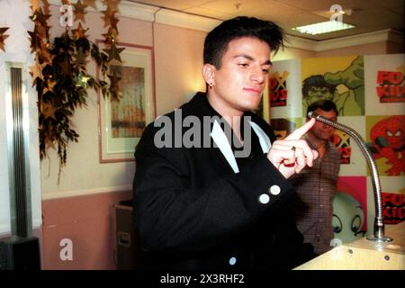 Peter Andre, cantante, cantautore e personaggio televisivo, ha fatto un'apparizione al Debenhams di Oxford Street, Londra, il 7 novembre 1997 Foto Stock