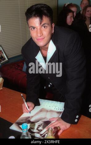 Peter Andre, cantante, cantautore e personaggio televisivo, ha fatto un'apparizione al Debenhams di Oxford Street, Londra, il 7 novembre 1997 Foto Stock