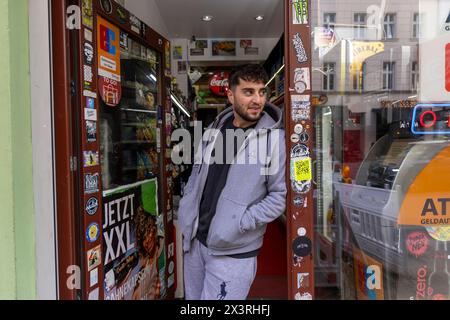 Die Oranienstraße a Berlino, zwischen Gentrifizierung und Tradition. 18.04.2024, EU, DEU, Deutschland, Berlino, Berlino: das britische Stadtmagazin Time out zählt die gut zwei km lange Oranienstraße in Kreuzberg zu den coolsten Straßen der Welt 03.2024. Die o-Straße landete auf Platz 12 von 30 Straßen weltweit. Die Anwohner kämpfen schon seit der Wende mit der Gentrifizierung. Der Hippe Ruf des Kiez zieht viele finanzkräftige Personen an die nach und nach die alte gewachsene Struktur verändern. Gegen einen eventuellen Hotelneubau auf der Brachfläche Oranienstraße 1 regt sich Wiedersta Foto Stock