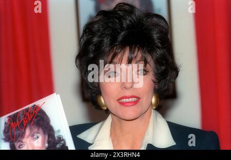 Attrice, autrice e editorialista Joan Collins, 60 anni, ritratta al lancio del suo libro nel 1993 a Kingston-upon-Thames, Surrey Foto Stock