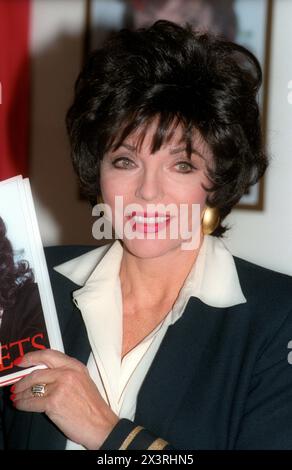 Attrice, autrice e editorialista Joan Collins, 60 anni, ritratta al lancio del suo libro nel 1993 a Kingston-upon-Thames, Surrey Foto Stock