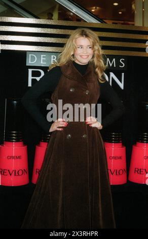 Claudia Schiffer, supermodella tedesca, modella per Revlon a Debenhams, Oxford Street, Londra nel 1993 Foto Stock