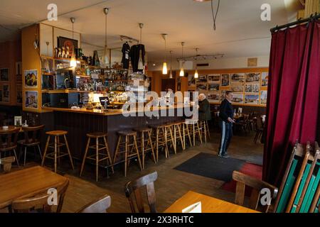 Die Oranienstraße a Berlino, zwischen Gentrifizierung und Tradition. 18.04.2024, EU, DEU, Deutschland, Berlino, Berlino: das britische Stadtmagazin Time out zählt die gut zwei km lange Oranienstraße in Kreuzberg zu den coolsten Straßen der Welt 03.2024. Die o-Straße landete auf Platz 12 von 30 Straßen weltweit. Die Anwohner kämpfen schon seit der Wende mit der Gentrifizierung. Der Hippe Ruf des Kiez zieht viele finanzkräftige Personen an die nach und nach die alte gewachsene Struktur verändern. Gegen einen eventuellen Hotelneubau auf der Brachfläche Oranienstraße 1 regt sich Wiedersta Foto Stock