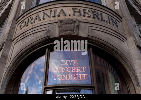 Die Oranienstraße a Berlino, zwischen Gentrifizierung und Tradition. 18.04.2024, EU, DEU, Deutschland, Berlino, Berlino: das britische Stadtmagazin Time out zählt die gut zwei km lange Oranienstraße in Kreuzberg zu den coolsten Straßen der Welt 03.2024. Die o-Straße landete auf Platz 12 von 30 Straßen weltweit. Die Anwohner kämpfen schon seit der Wende mit der Gentrifizierung. Der Hippe Ruf des Kiez zieht viele finanzkräftige Personen an die nach und nach die alte gewachsene Struktur verändern. Gegen einen eventuellen Hotelneubau auf der Brachfläche Oranienstraße 1 regt sich Wiedersta Foto Stock