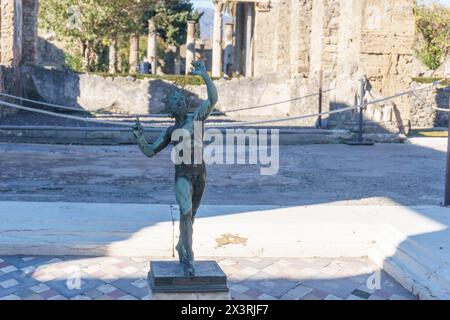 Casa del Fauno o Casa del Fauno con statua in bronzo presso le rovine di Pompei, Campania, Italia Foto Stock