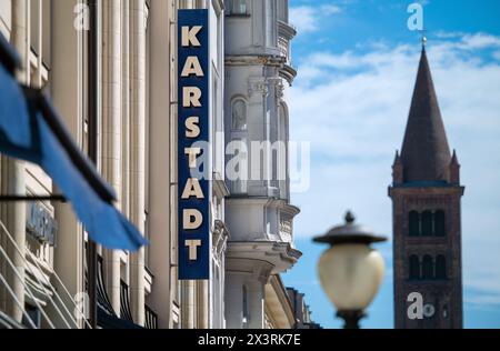 Potsdam, Germania. 28 aprile 2024. Il negozio Galeria Karstadt in Brandenburger Strasse sullo sfondo di St Chiesa di Pietro e Paolo (r). La catena di grandi magazzini insolventi Galeria Karstadt Kaufhof sta chiudendo 16 negozi in Germania. Questo riguarda anche il negozio nel miglio dello shopping di Potsdam. Il capo del municipio vuole consultazioni rapide su una soluzione. Crediti: Sören Stache/dpa/Alamy Live News Foto Stock