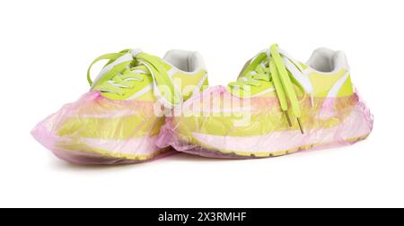 Sneakers con copriscarpe rosa isolate sul bianco Foto Stock