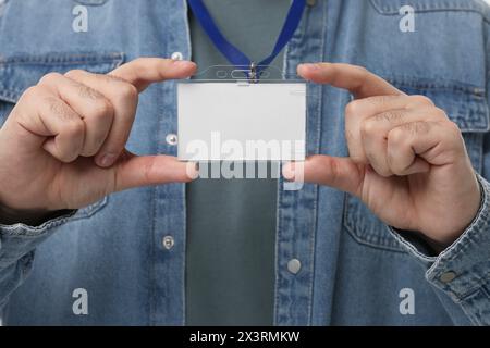 Uomo che tiene un distintivo bianco con la corda, primo piano Foto Stock