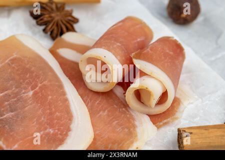 carne secca a fette sottili, maiale sott'aceto pronto per essere mangiato Foto Stock