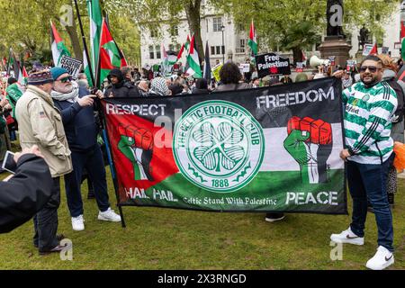 Londra, Regno Unito. 27 aprile 2024. I sostenitori del Celtic FC si riuniscono in Piazza del Parlamento con manifestanti filo-palestinesi per una dimostrazione nazionale per la Palestina per chiedere un cessate il fuoco permanente a Gaza. L'evento è stato organizzato da Palestine Solidarity Campaign, Stop the War Coalition, Friends of al-Aqsa, Muslim Association of Britain, Palestinian Forum in Britain e CND. Crediti: Mark Kerrison/Alamy Live News Foto Stock