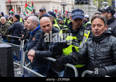 Londra, Regno Unito. 27 aprile 2024. Gli uomini partecipano a una piccola contro-protesta statica pro-israeliana a Pall Mall alla dimostrazione nazionale pro-palestinese per la Palestina. L'evento era stato promosso con il nome Enough Is Enough. Crediti: Mark Kerrison/Alamy Live News Foto Stock