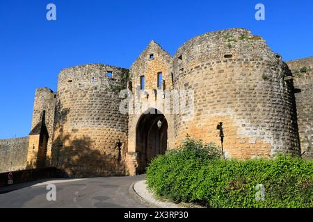 La porte des Tours nei bastioni della bastide di Domme fondata nel 1281 dal re di Francia Filippo III le Hardi sulla scogliera che domina la città Foto Stock