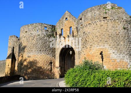 La porte des Tours nei bastioni della bastide di Domme fondata nel 1281 dal re di Francia Filippo III le Hardi sulla scogliera che domina la città Foto Stock