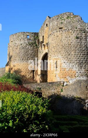 La porte des Tours nei bastioni della bastide di Domme fondata nel 1281 dal re di Francia Filippo III le Hardi sulla scogliera che domina la città Foto Stock