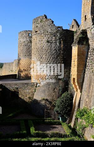 La porte des Tours nei bastioni della bastide di Domme fondata nel 1281 dal re di Francia Filippo III le Hardi sulla scogliera che domina la città Foto Stock