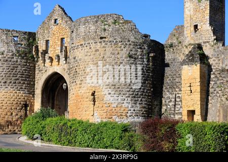 La porte des Tours nei bastioni della bastide di Domme fondata nel 1281 dal re di Francia Filippo III le Hardi sulla scogliera che domina la città Foto Stock