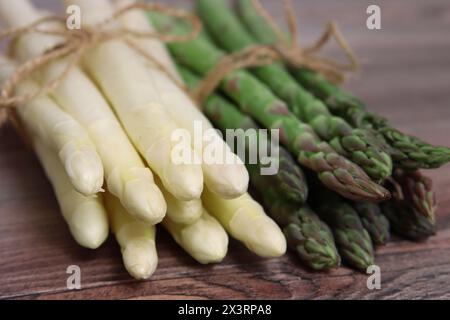 Asparagi bianchi e verdi freschi dal campo Foto Stock