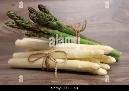 Asparagi bianchi e verdi freschi dal campo Foto Stock