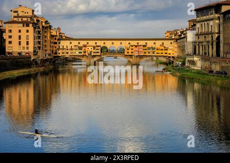 Il Ponte Vecchio o il Ponte Vecchio sul fiume Arno. Foto scattata il 21 ottobre 2023 a Firenze, regione Toscana, Italia. Foto Stock