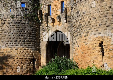 La porte des Tours nei bastioni della bastide di Domme fondata nel 1281 dal re di Francia Filippo III le Hardi sulla scogliera che domina la città Foto Stock