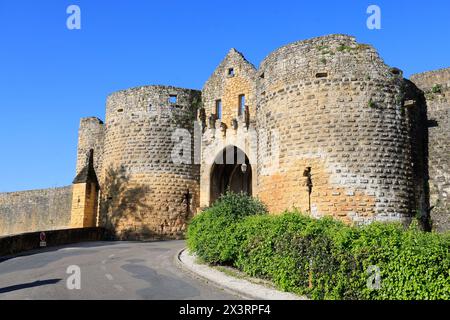 La porte des Tours nei bastioni della bastide di Domme fondata nel 1281 dal re di Francia Filippo III le Hardi sulla scogliera che domina la città Foto Stock