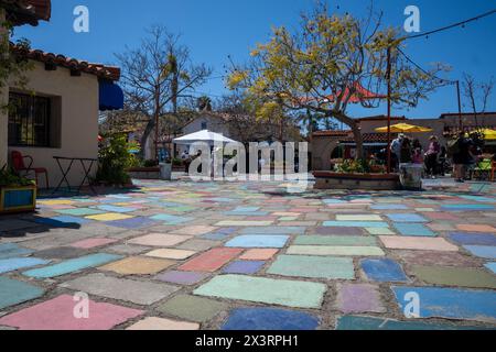 San Diego, CALIFORNIA. 6 aprile 2024. Il villaggio degli artisti di Balboa Parks presenta un pavimento colorato in primavera e un cielo blu Foto Stock