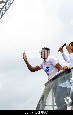 Milano, Italia. 28 aprile 2024. Denzel Dumfries del FC Internazionale durante la serie A Victory Party & Parade il 28 aprile 2024 a Milano, Italia Credit: Mairo Cinquetti/Alamy Live News Foto Stock