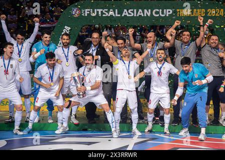 Bangkok, Thailandia. 28 aprile 2024. I giocatori dell'IR Iran celebrano la loro vittoria contro la Thailandia durante la finale della AFC Futsal Asian Cup 2024 tra Thailandia e IR Iran alla Bangkok Arena. Punteggio finale; IR Iran 4 : 1 Thailandia. Credito: SOPA Images Limited/Alamy Live News Foto Stock