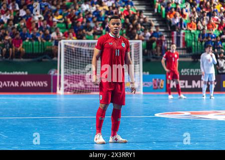 Bangkok, Thailandia. 28 aprile 2024. Muhammad Osamanmusa #11 della Thailandia visto in azione durante l'incontro finale della AFC Futsal Asian Cup 2024 tra Thailandia e IR Iran alla Bangkok Arena. Punteggio finale; IR Iran 4 : 1 Thailandia. Credito: SOPA Images Limited/Alamy Live News Foto Stock