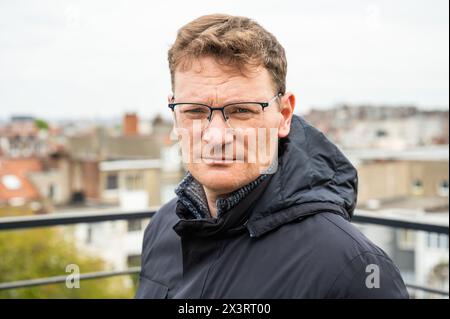 Primo piano ritratto di un uomo bianco di 45 anni che sembra serio, Bruxelles, Belgio. Modello rilasciato. Foto Stock