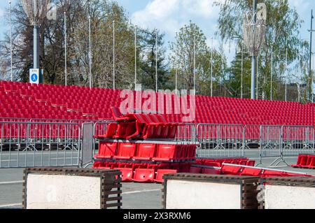 Varie feste e decorazioni natalizie installazione di spettatori stand per la celebrazione del 9 maggio in Piazza Kuibyshev regione Samara Samara Russia Foto Stock