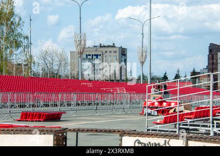 Varie feste e decorazioni natalizie installazione di spettatori stand per la celebrazione del 9 maggio in Piazza Kuibyshev regione Samara Samara Russia Foto Stock