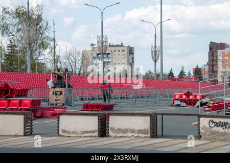 Varie feste e decorazioni natalizie installazione di spettatori stand per la celebrazione del 9 maggio in Piazza Kuibyshev regione Samara Samara Russia Foto Stock