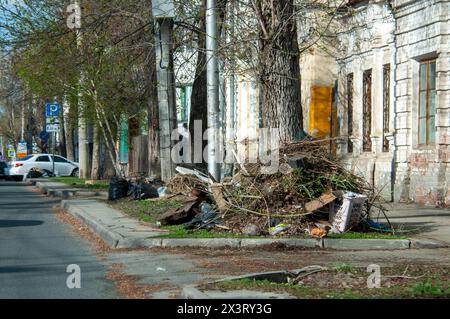 Alloggi fatiscenti a Samara discarica di rifiuti nel mezzo della strada nel centro storico di Samara regione Samara Samara Russia Copyright: XSvet Foto Stock