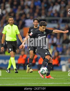 Porto, Portogallo. 28 aprile 2024. Stadio Dragao, Primeira Liga 2023/2024, FC Porto contro Sporting; Pedro Goncalves dello Sporting, tiri in porta durante una partita tra FC Porto e Sporting per la Primeira Liga 2023/2024 al Dragao Stadium di Porto il 28 aprile. Foto: Daniel Castro/DiaEsportivo/Alamy Live News crediti: DiaEsportivo/Alamy Live News Foto Stock