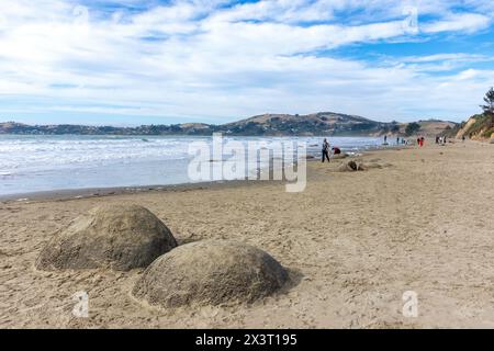 Moeraki Boulders sulla spiaggia di Moeraki Boulders (Kaihinaki), Moeraki, Otago, South Island, nuova Zelanda Foto Stock