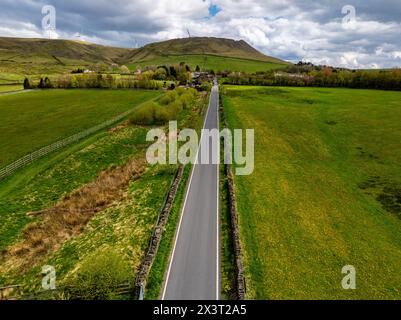 Immagine aerea di una strada rettilinea che conduce alle colline con Wind Turbines a Edenfield. Foto Stock