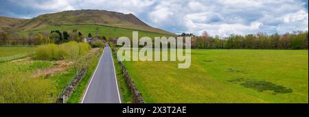 Immagine aerea di una strada rettilinea che conduce alle colline con Wind Turbines a Edenfield. Foto Stock