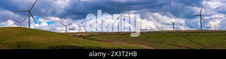 Immagine panoramica della campagna di Greater Manchester con campi verdi, stock vivi e turbine eoliche. Foto Stock