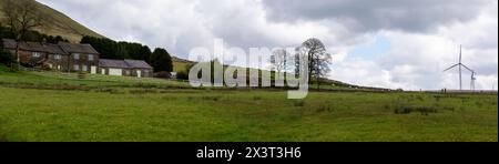 Immagine panoramica della campagna di Greater Manchester con campi verdi, stock vivi e turbine eoliche. Foto Stock