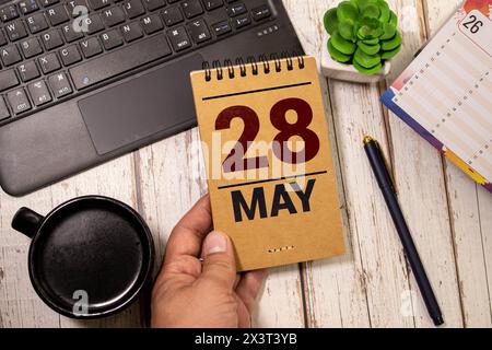 Primo piano di un calendario perpetuo in legno che mostra il 28 maggio. Foto Stock