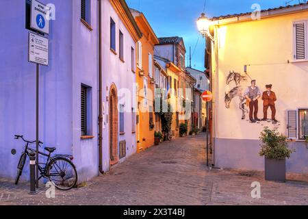 Strada pittoresca nel borgo di San Giuliano Mare, parte della città di Rimini in Italia. Foto Stock