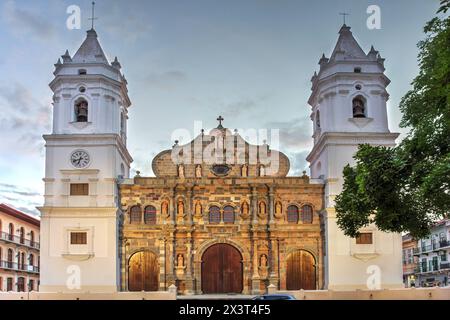 Serata in Piazza casco Antiguo con la Cattedrale metropolitana di Panama, Santa Maria la Antigua, Panama City. Foto Stock