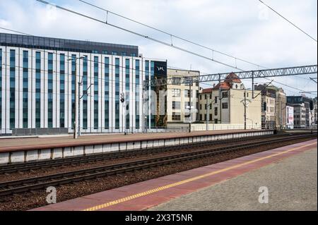 Katowice, Slesia, Polonia, 24 marzo 2024 - binario e binari della stazione ferroviaria centrale Foto Stock