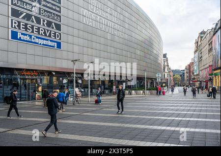 Katowice, Slesia, Polonia, 24 marzo 2024 - Piazza centrale della stazione ferroviaria e della galleria dello shopping Foto Stock