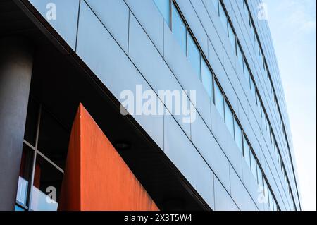 Katowice, Slesia, Polonia, 24 marzo 2024 - Dettagli della facciata della sede centrale di ING Foto Stock