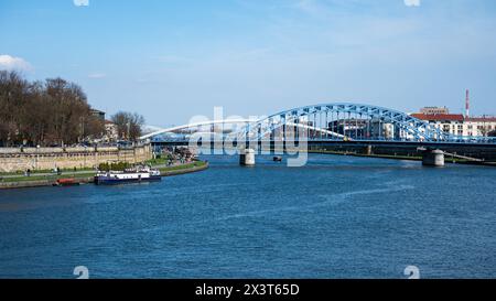 Cracovia, Polonia, 23 marzo 2024 - il ponte del maresciallo Jozef Pilsudski sul fiume Wisla Foto Stock