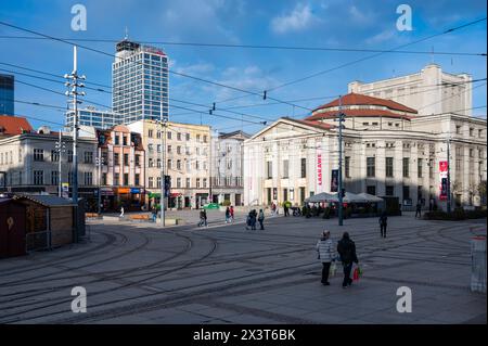 Katowice, Slesia, Polonia, 24 marzo 2024 - la piazza del mercato centrale di Rynek con l'edificio del Teatro di Slesia Foto Stock